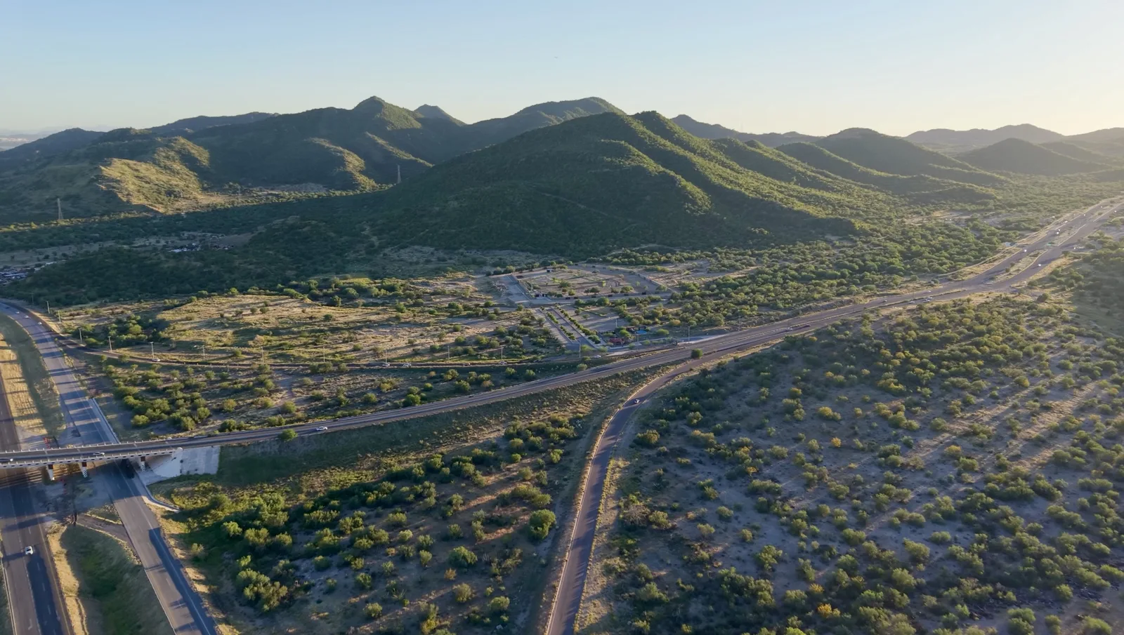 La sierra, la carretera y los lotes de Artesa al caer la tarde