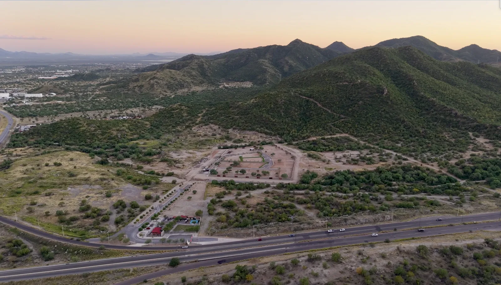 La sierra y la ciudad al atardecer, desde el aire
